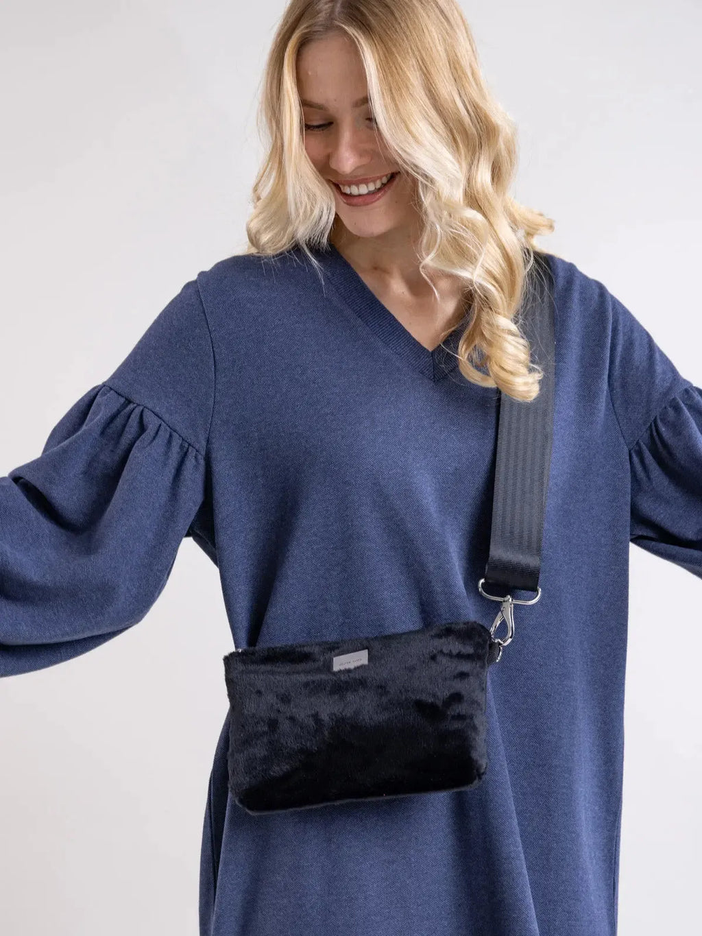 PILVI bag, black faux fur